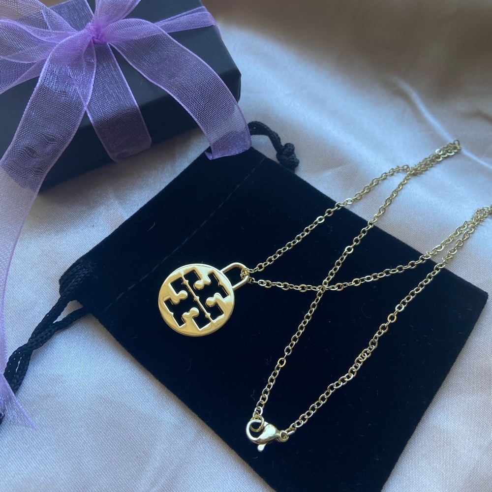 Authentic Tory Burch Logo Charm 18” Gold Plated Necklace - Picture 11 of 12